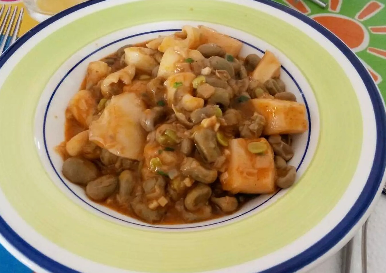 Ensalada de pimientos asados atún y huevo con habas con chocos